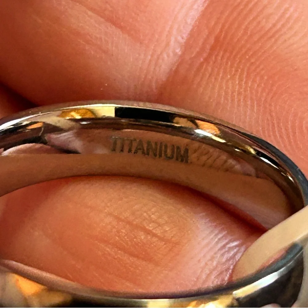 Men’s 6mm polished Titanium comfort band wedding ring NIB 13